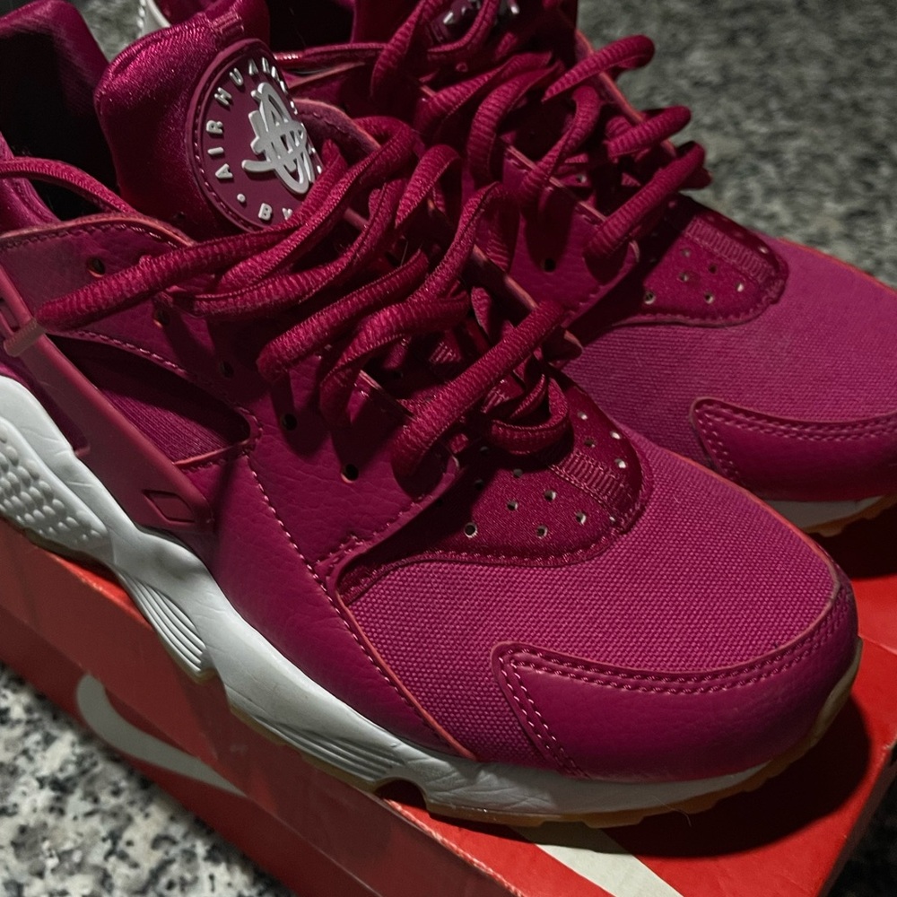 Nike Air Huarache Fuchsia Sneakers